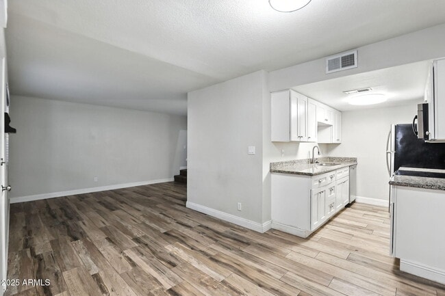 Building Photo - 1115 N 84th Pl