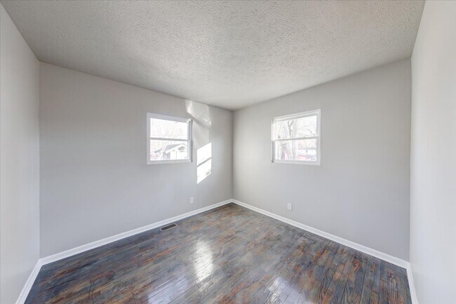 Building Photo - 1367 W Pruitt St