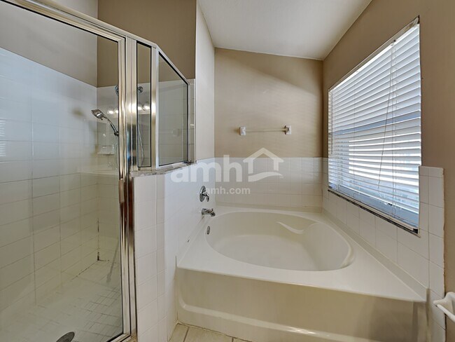 Building Photo - 12515 Lake Vista Dr