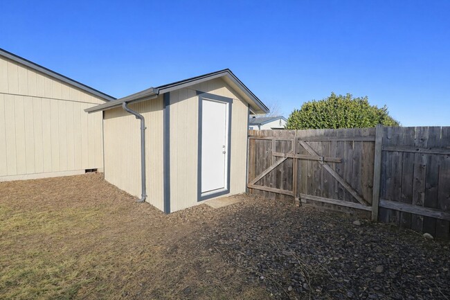 Building Photo - New carpet, kitchen, appliances, paint! Great neighborhood.
