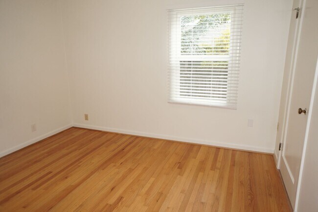Building Photo - SE Portland 3-bedroom remodeled Bungalow