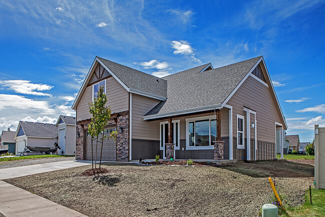Building Photo - 4 Bedroom with Shop and View of the Mounta...