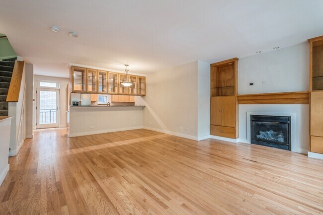 Building Photo - 7209 N Oakley Ave