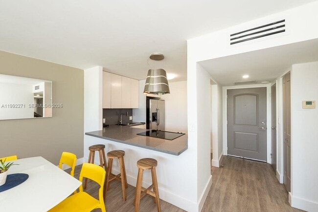 Building Photo - 100 Bayview Dr