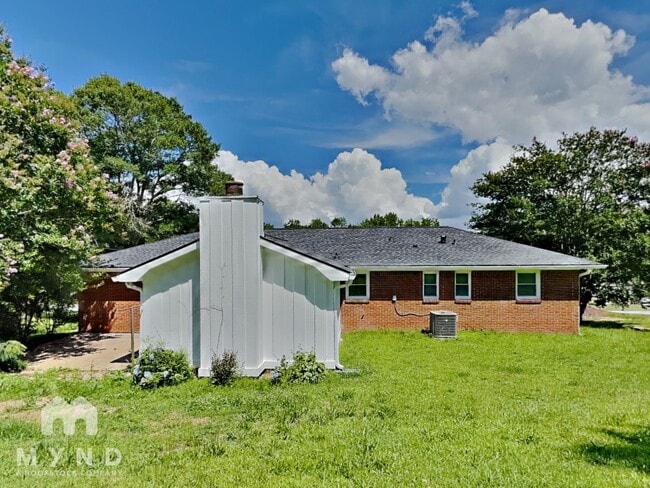 Building Photo - 2180 Rockdale Dr NW
