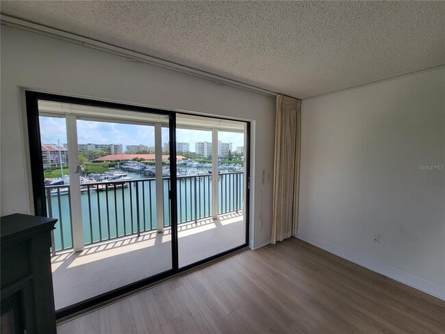 Building Photo - 7600 Sun Island Dr S