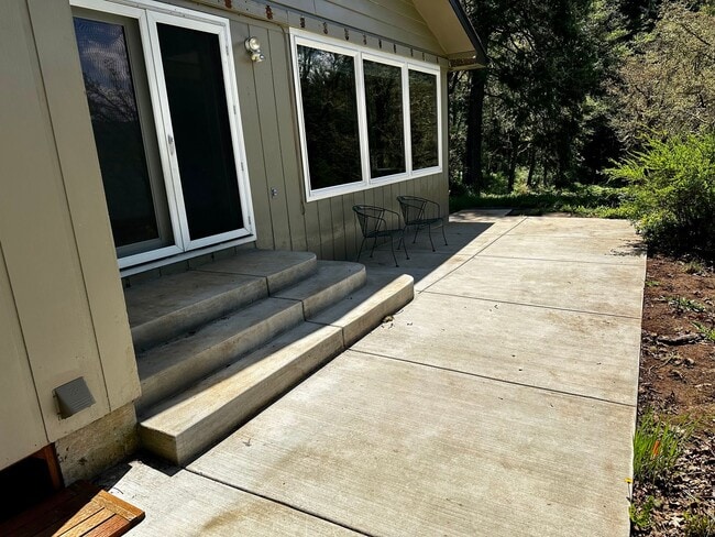 Building Photo - Amazing Country Home 4 bed, 2 bath with Ga...