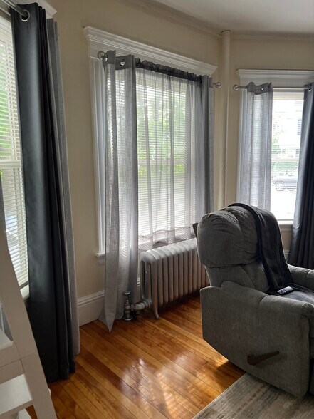 Building Photo - 10 Pine St