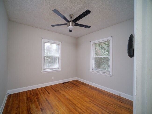 Building Photo - "Charming 3-Bedroom Home with Gleaming Hardwood Floors & 2 Full Baths in Prime Charlotte Location!"
