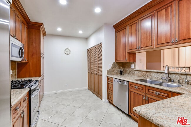 Building Photo - 11755 Montana Ave