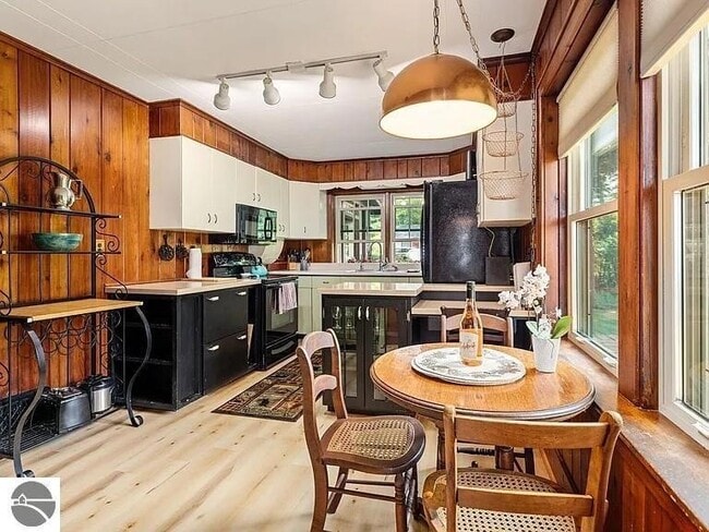 Building Photo - 843 N South Long Lake Rd