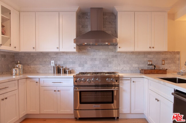 Building Photo - 4804 La Villa Marina