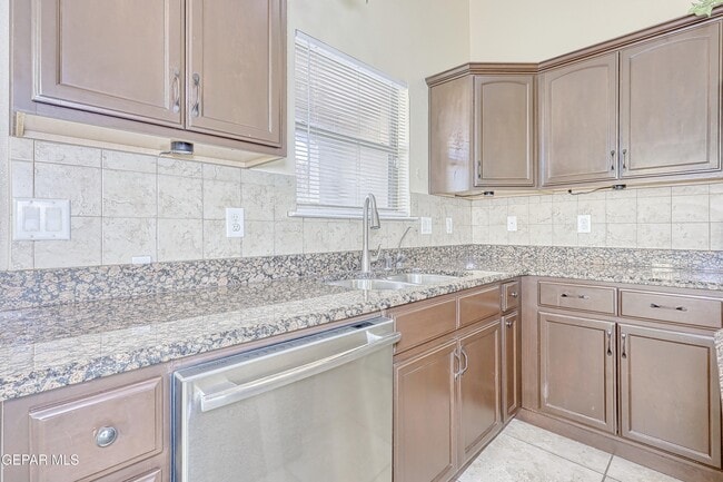 Building Photo - 14325 Woods Point Ave