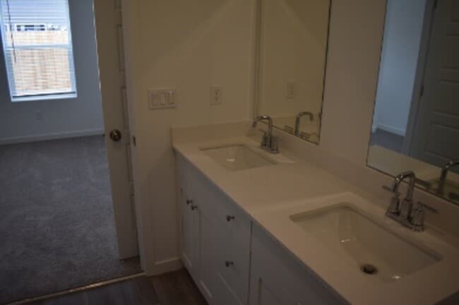 Building Photo - 4472 N San Miguel Ave