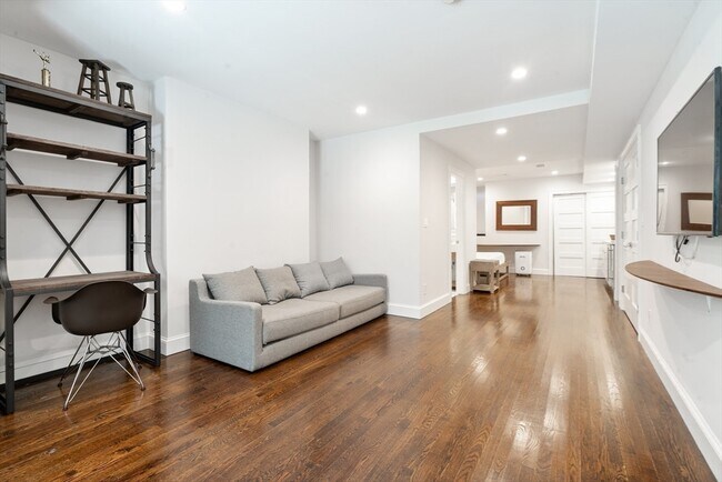 Building Photo - 57 Monmouth St