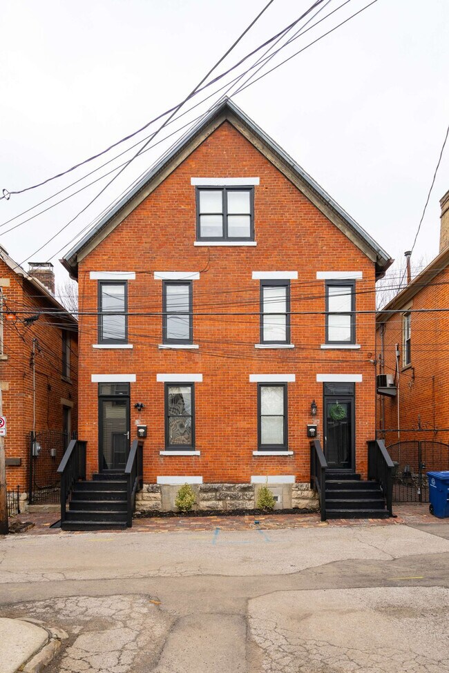 Building Photo - 96 Brickel St