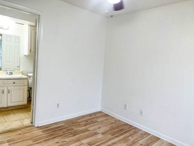 Building Photo - MOVE IN NOW!! Water included! Spacious 3 x2 on 2nd floor with screened in porch!! All tile floors!!