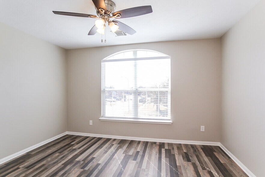 Building Photo - 16315 Rockcreek Ln