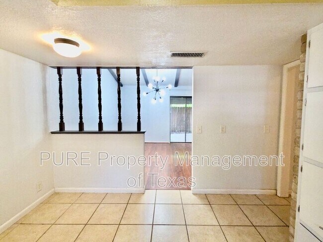 Building Photo - 3000 Lakeside Dr