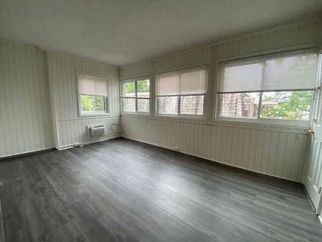 Building Photo - Beautiful 2 Bedroom / 2 Bath Apartment in Green Hills Under $2000!