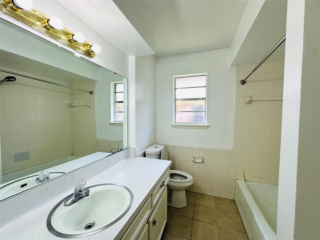 Building Photo - 1011 Mccall Ave