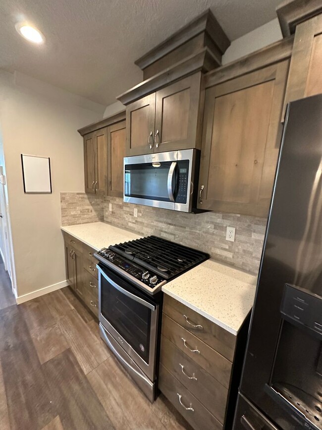 Building Photo - Modern Townhome Near Eagle Greenbelt..3-be...