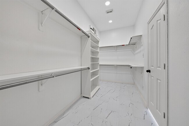 Building Photo - 8519 Babbling Brook Ct