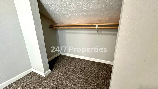 Building Photo - Updated 1BD I 1BA Tri-Plex - Molalla