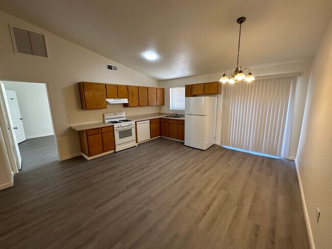 Building Photo - 2776 S Avenue 2 1/2 E