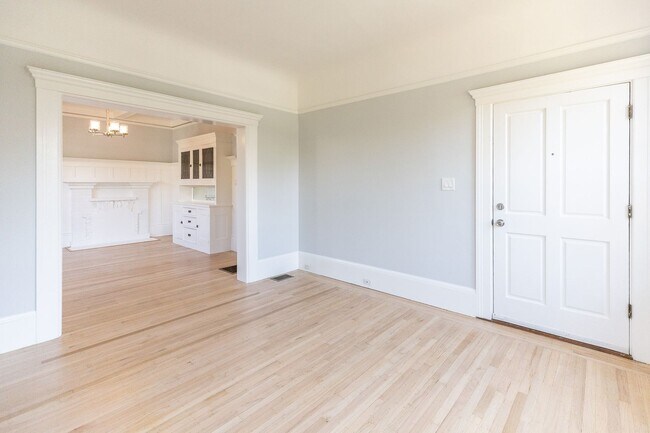 Building Photo - Large updated 2 bedroom, walk to Downtown,...