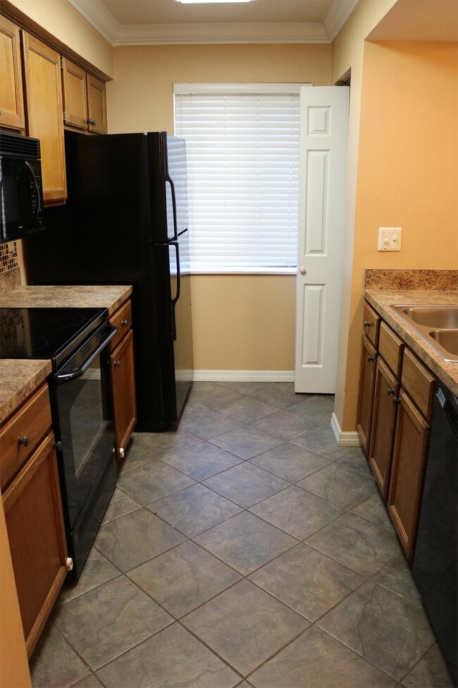 Building Photo - 151 Waterfall Way