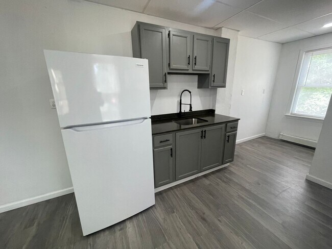 Building Photo - Modern, Fully Renovated 3-Bedroom Apartment – $1,850/month | Pittsfield, MA