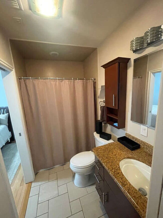 Building Photo - Super comfortable 2-bedroom, 2-bath home in Long Beach