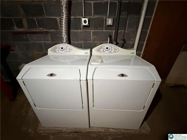 Building Photo - 815 Fernhill Ln