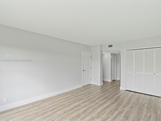 Building Photo - 3150 N Palm Aire Dr