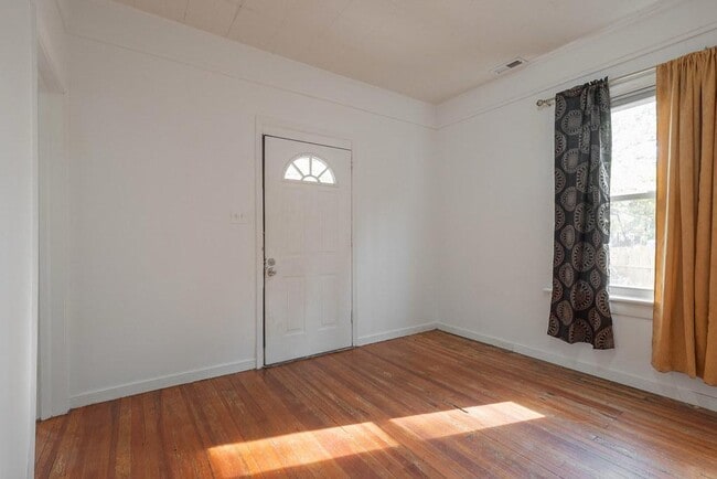 Building Photo - 1323 Columbia St