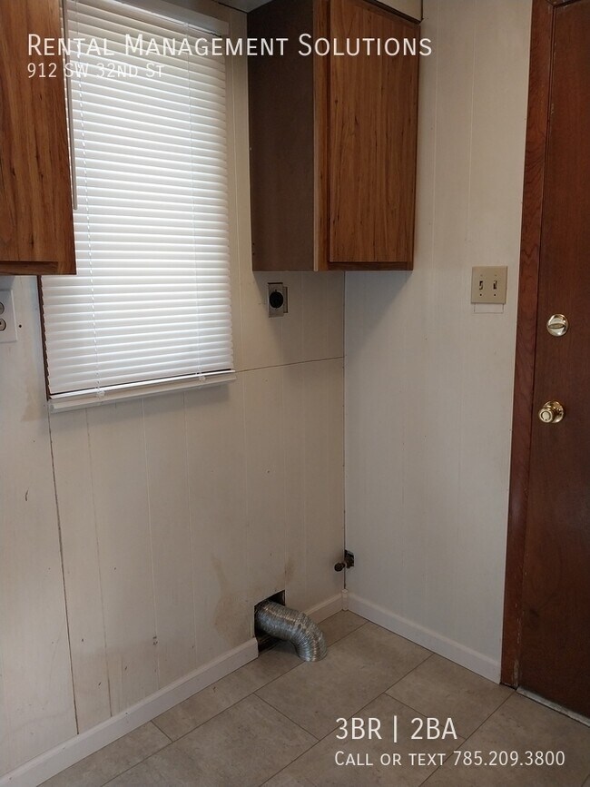 Building Photo - *BONUS LIVING ROOM* 912 SW 32nd St- 3 BED/...