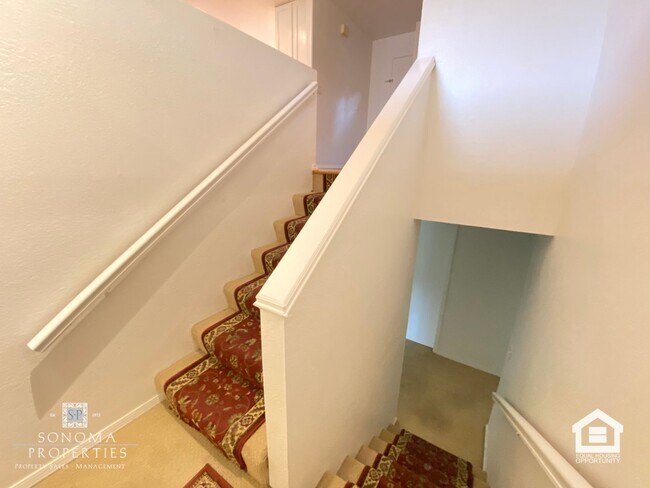 Building Photo - 3+ Bedroom / 2 Bathroom Home with Sunroom & Beautiful Views