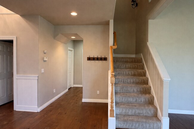 Building Photo - 5 Bedrooms and 2.5 Bathrooms with Views of the Rolling Hills of Corvallis Country Club