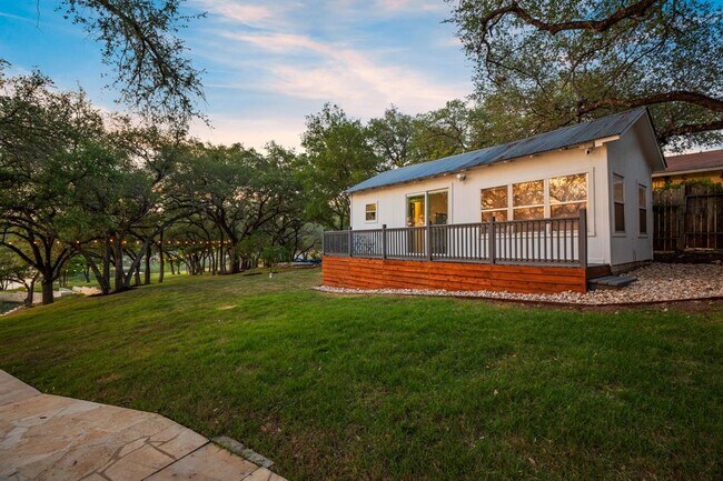 Building Photo - 1352 Lakeshore Dr