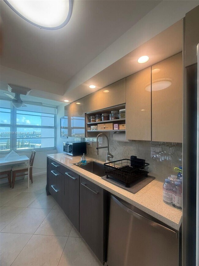 Building Photo - 18021 Biscayne Blvd