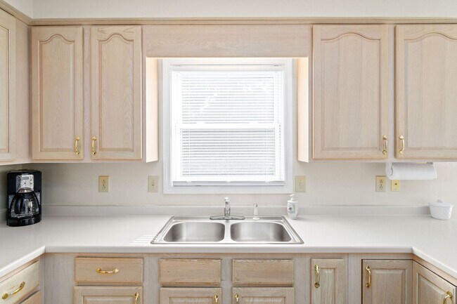 Building Photo - Pet Friendly in Rossview!