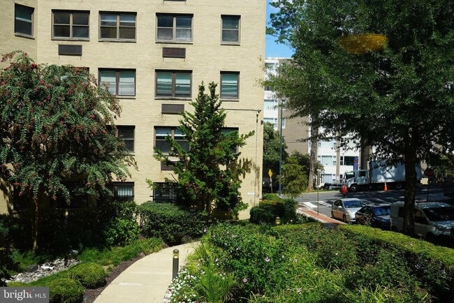 Building Photo - 1801 Clydesdale Pl NW