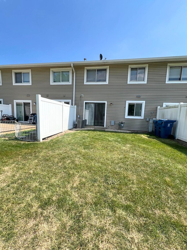 Building Photo - 940 Sandpiper Ct