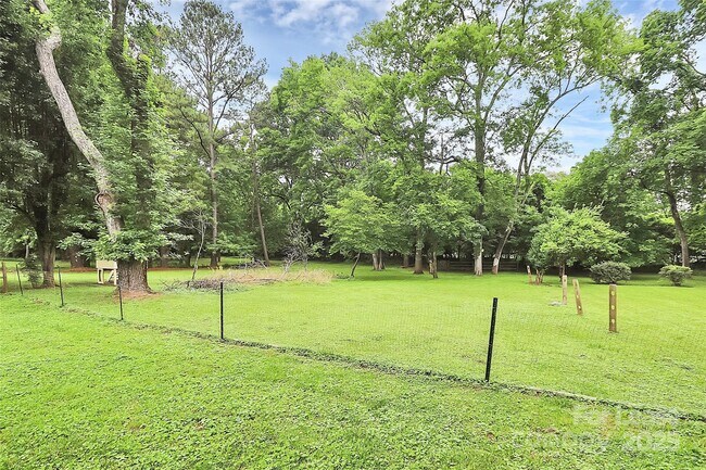 Building Photo - 6908 Lancer Dr