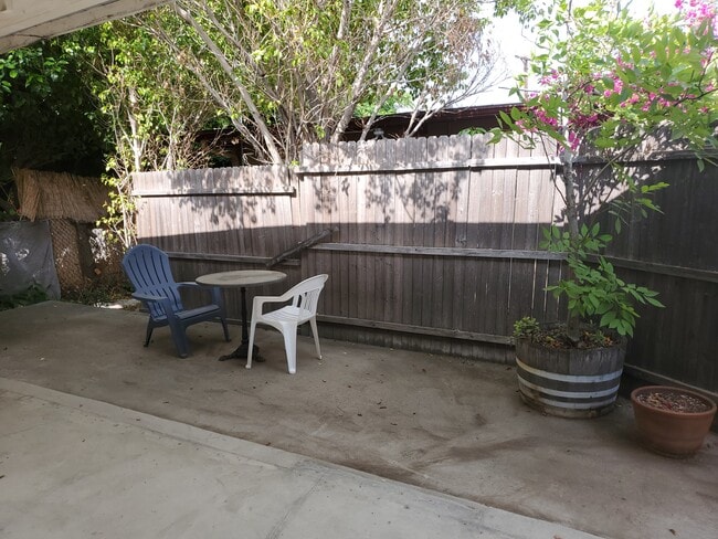 Building Photo - 10852 Plainview Ave