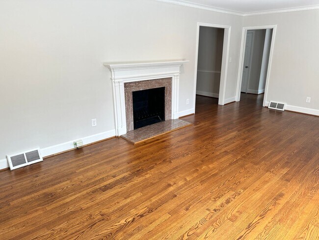 Building Photo - Myers Park 3 Bedrooms 2 Bathroom Duplex!