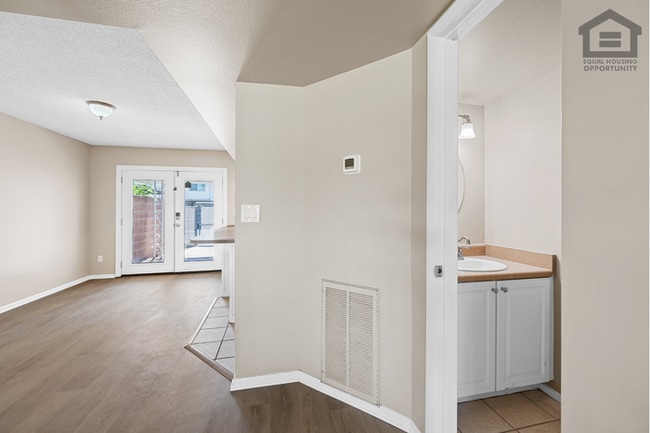 Building Photo - 2Bed/1.5Bath Townhome at 15th Ave/Camelback! Ready for Immediate Move-In!