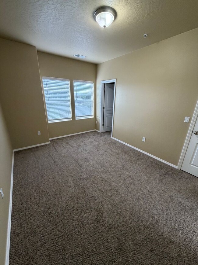 Building Photo - Modern Comfort Meets Easy Living in McKenzie Ridge Estates