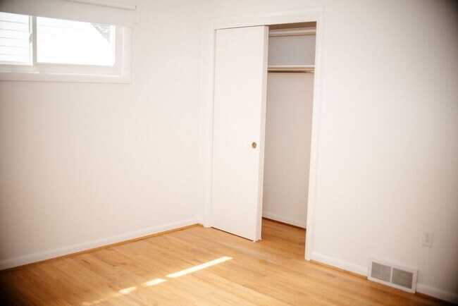 Building Photo - 425 Spring Dr